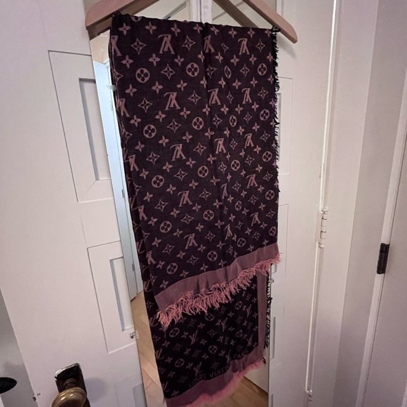 Louis Vuitton Monogram Shawl - Picture 5 of 9